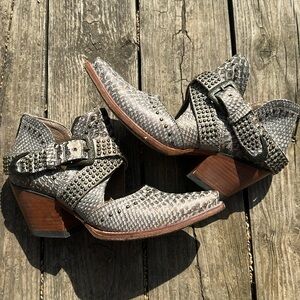 Awesome Ariat boots booties 9.5